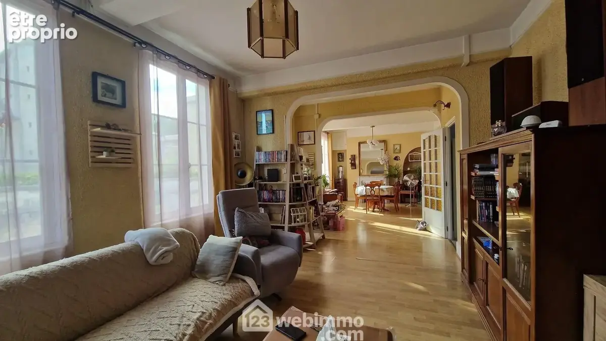 Un double séjour lumineux de 43 m² comprenant..