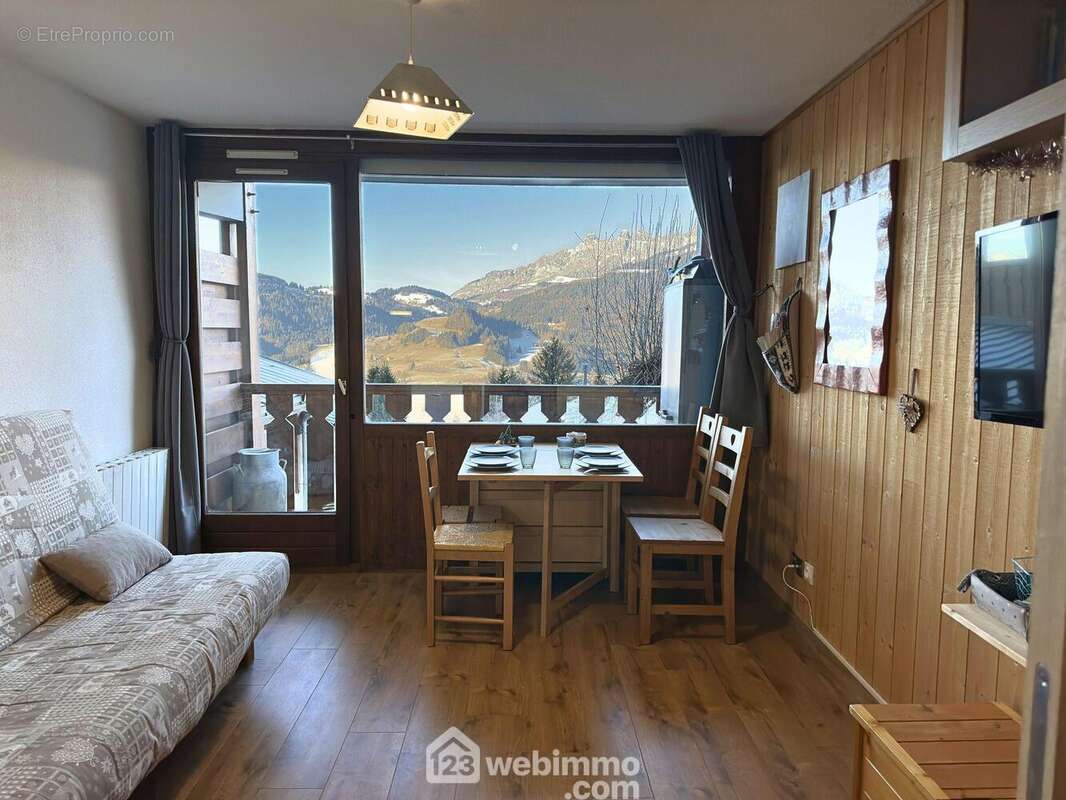 avec un salon/salle à manger équipée d'une table à rallonges pouvant accueillir jusqu'à 6 personnes. - Appartement à CREST-VOLAND