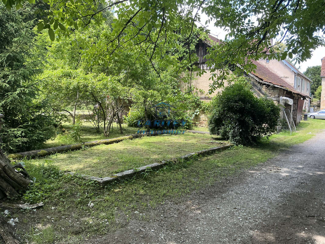 Domaine compose d'une maison d'habitation, 3 appartements, dependance, sur terrain de 38690m2 - photo 47