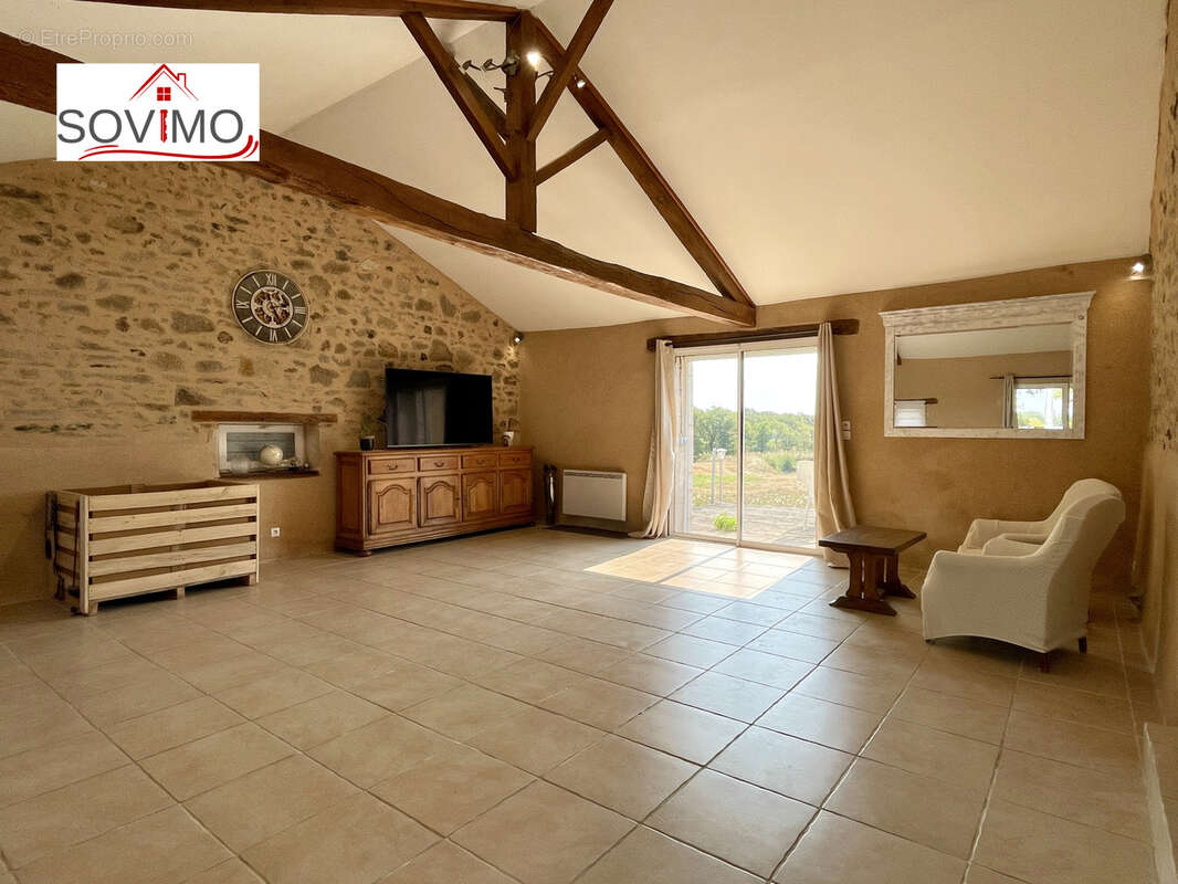 Laissez vous seduire par cette maison de campagne en pierre, nichée sur 3,41 ha en bord de rivière - photo 4