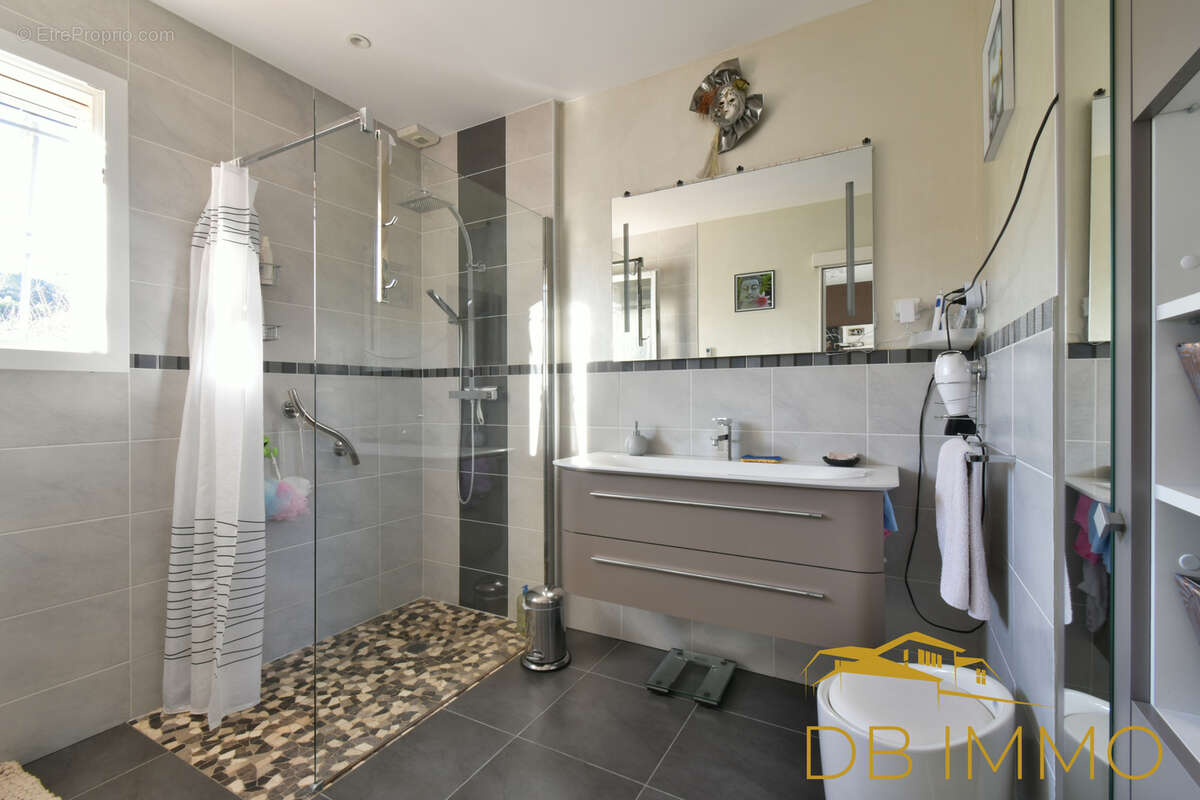 Maison à SAINT-LAURENT-DES-ARBRES