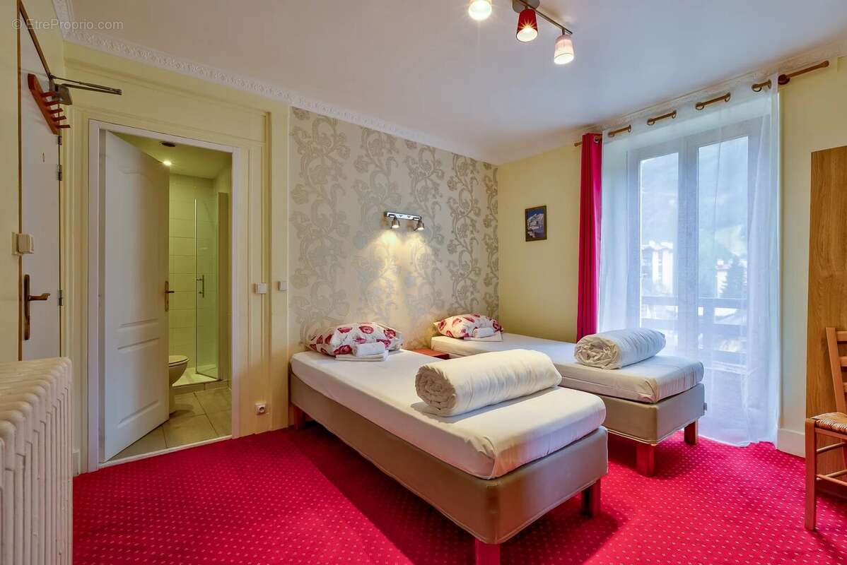 CHAMONIX - Grand chalet avec 9 chambres et beaucoup de potentiel - photo 13