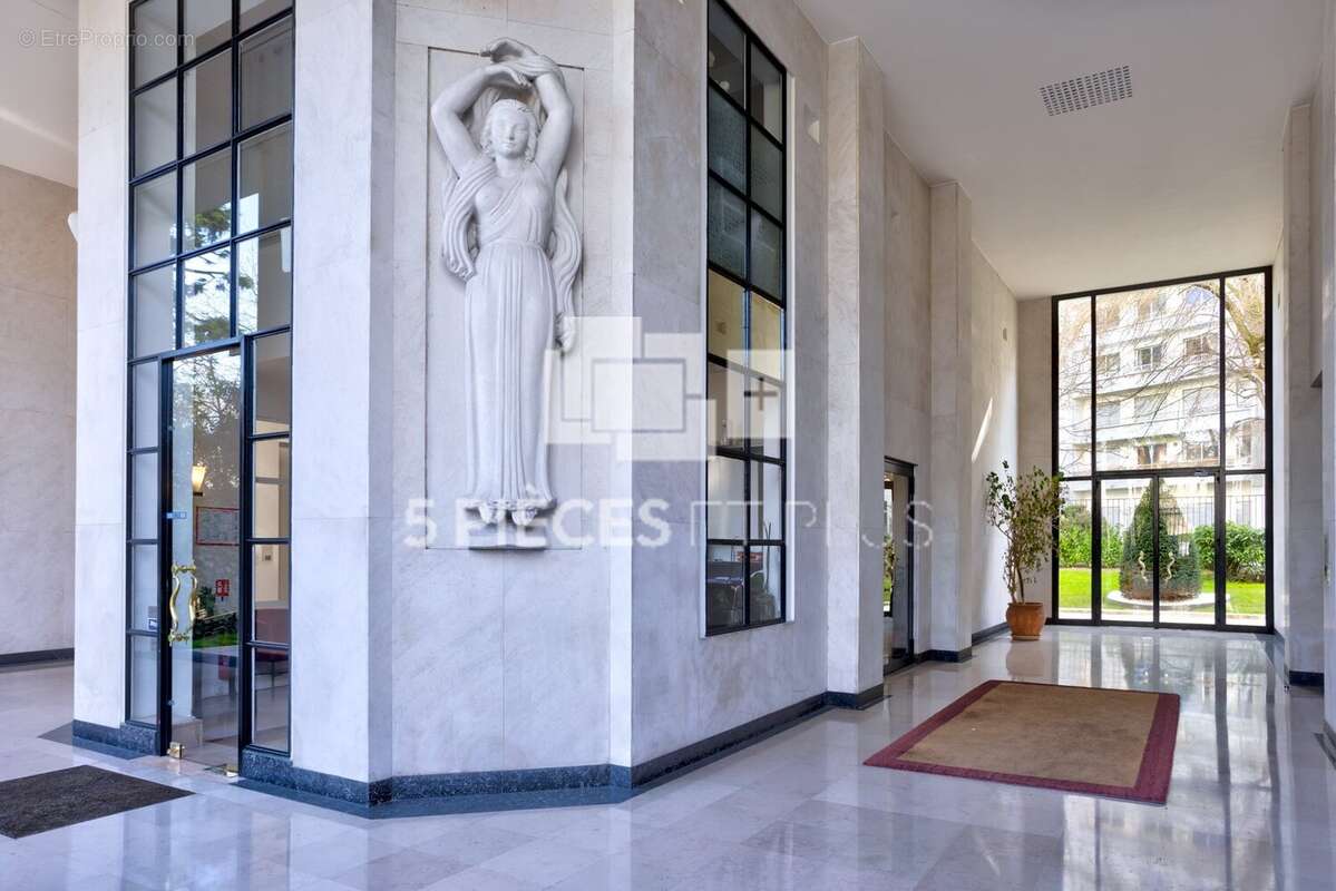 Appartement à PARIS-16E