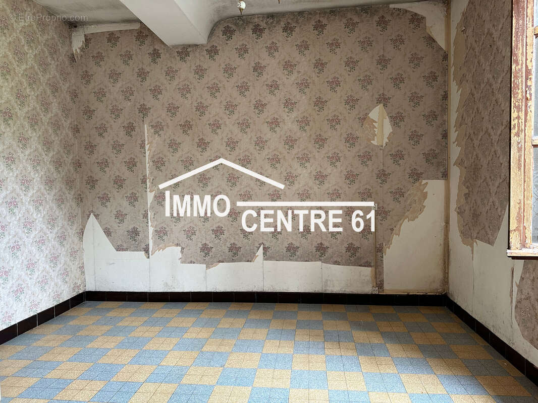 Maison de 70m2 avec dépendances sur 3560m2 - photo 7