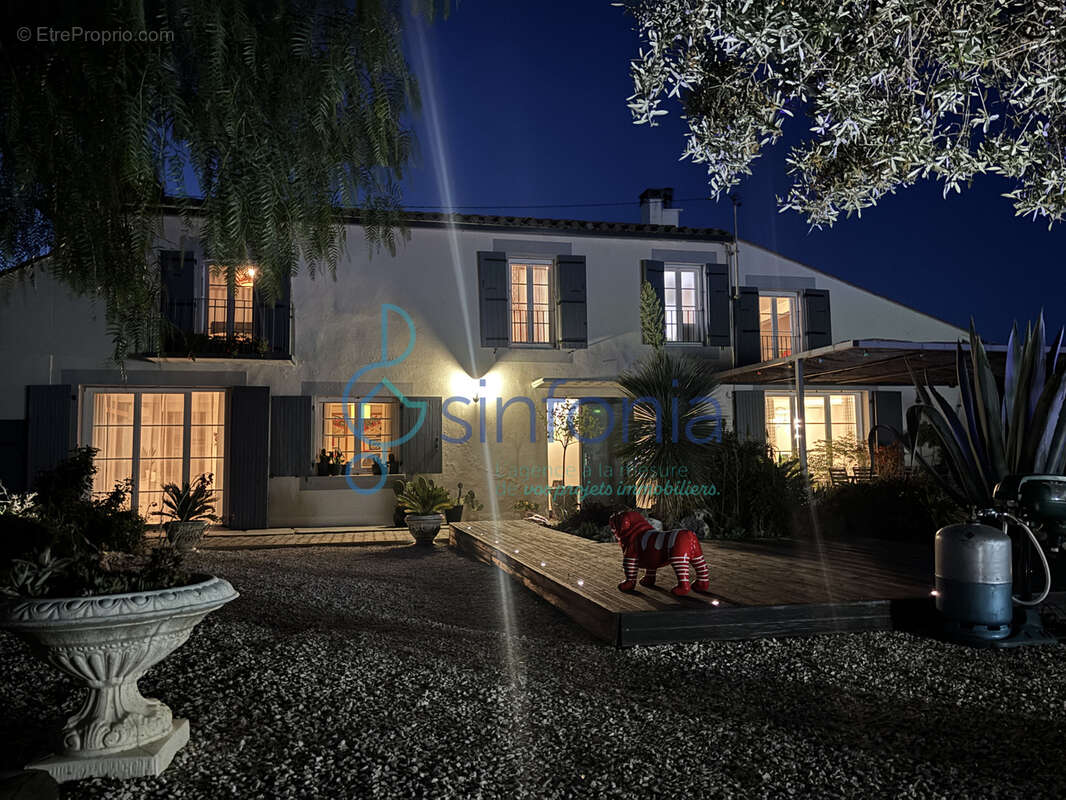Maison à SAINT-LAURENT-D'AIGOUZE