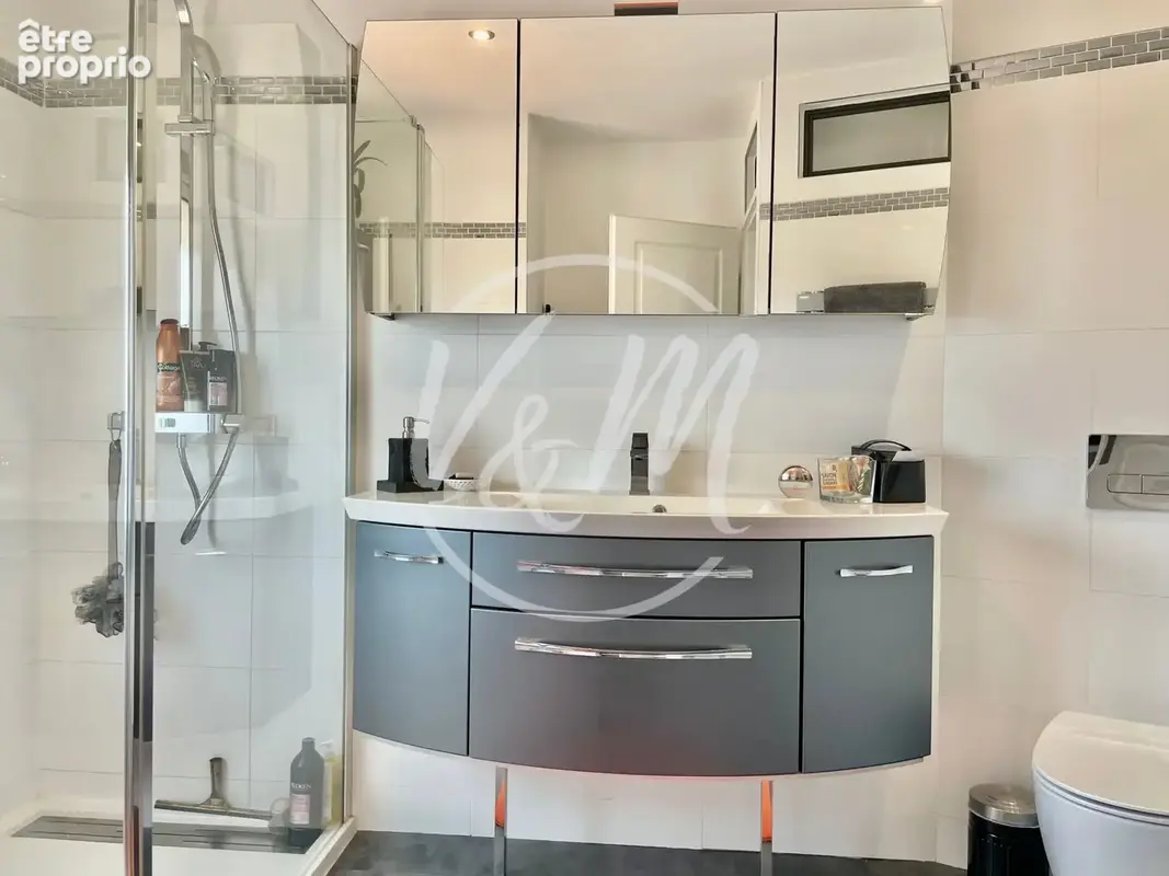 La salle de bain à l'étage