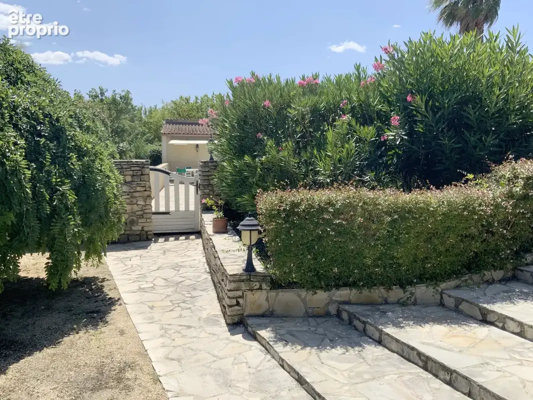 Villa de plain pied sur un terrain de 2300 m2 avec piscine. - photo 5