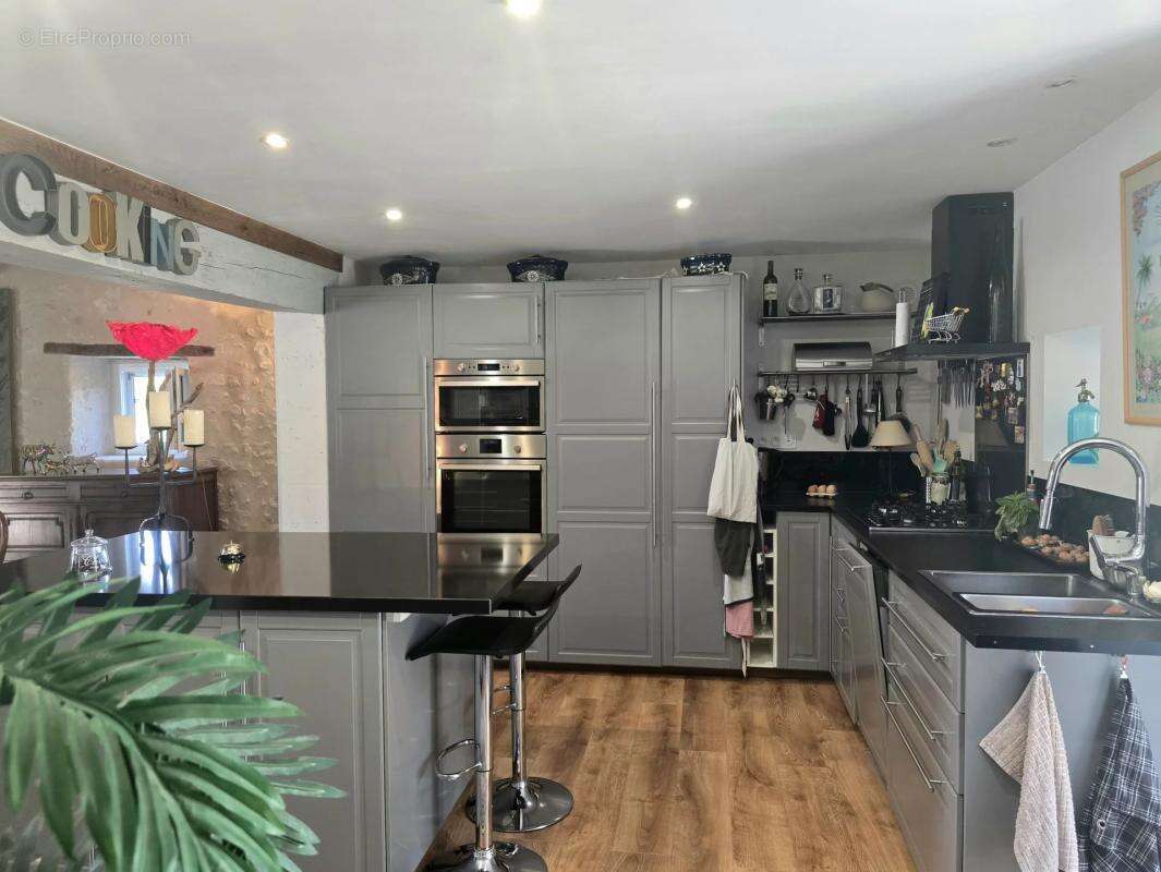 Maison à SAINT-LAURENT-DES-COMBES