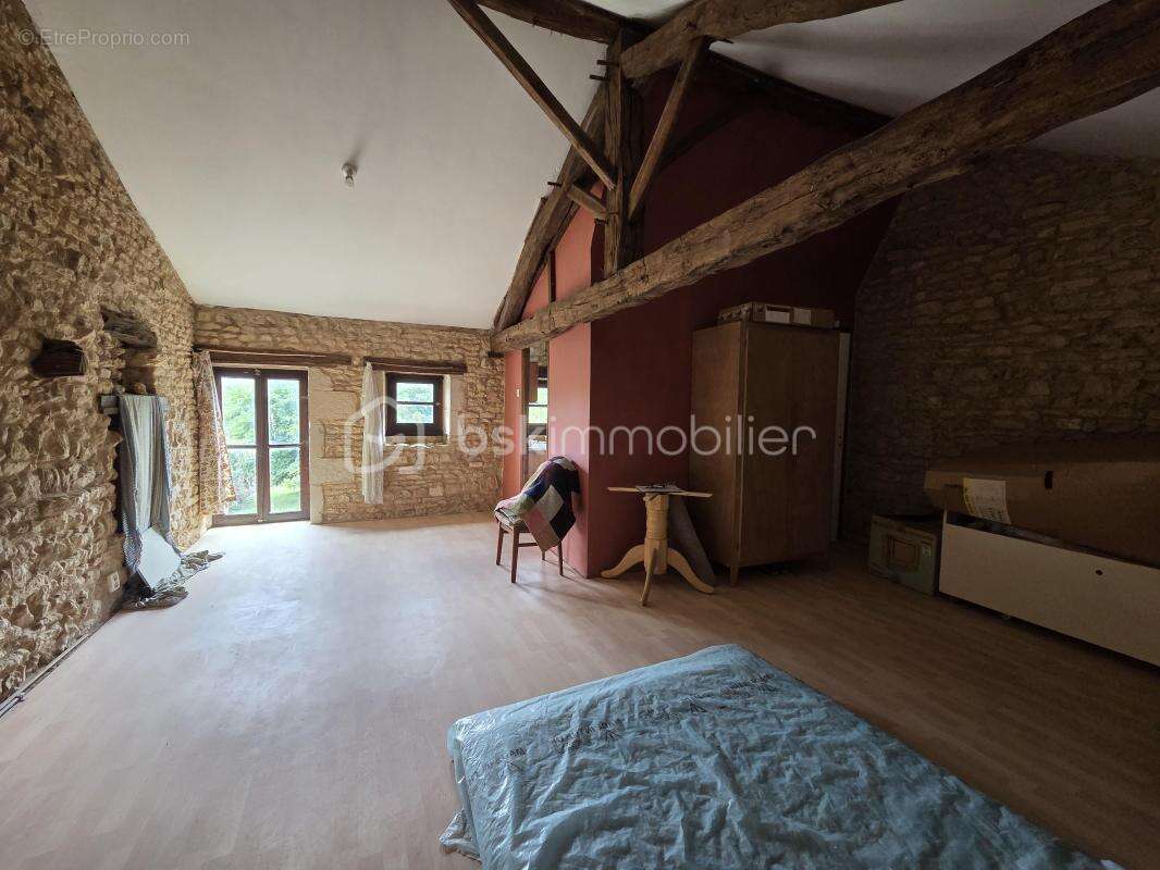 Maison en pierre à rénover au calme - photo 6