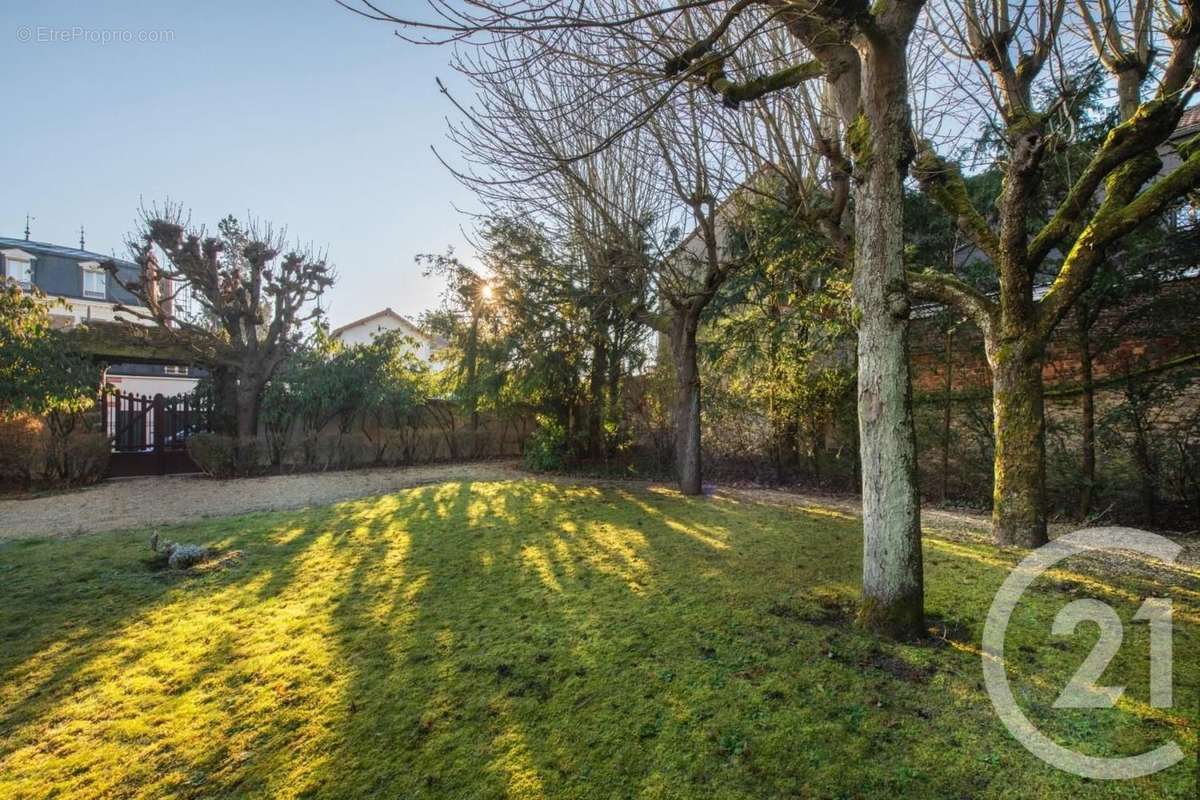 Terrain à SAINT-MAUR-DES-FOSSES