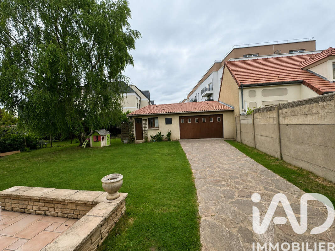 Maison 110 m² à Trappes  - photo 2