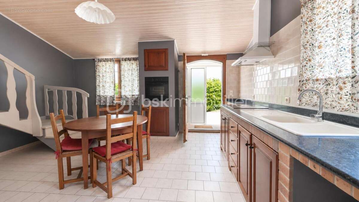 Maison traditionnelle avec très belle vue, grands volumes et terrain de plus de 2 000 m² - photo 24