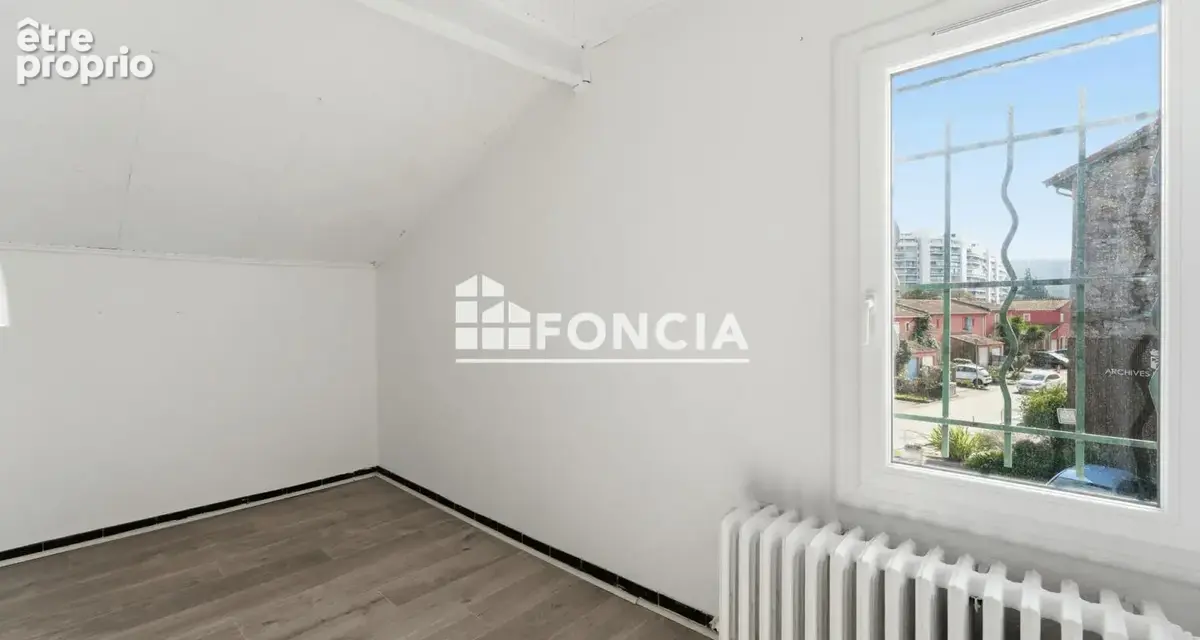 À VENDRE  À MANDELIEU – Grande maison familiale sur 3 niveaux – Environ 300 m² – Jardin  et Parking en centre-ville de Mandelieu - photo 10