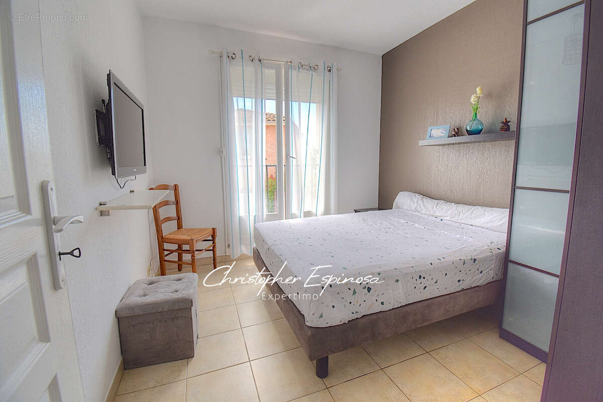Antibes, villa jumelée de 88m2, terrain de 180m2, garage et parking privé. - photo 12