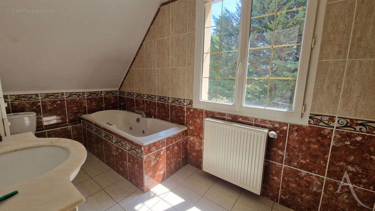 Belle demeure de 342m²  avec piscine intérieur, sous-sol total dans le village de FAVRIEUX - photo 10