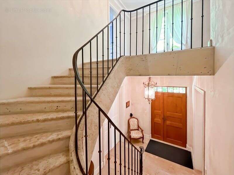 Aux portes de LECTOURE, superbe maison de 9 pièces principales avec jardin - photo 11