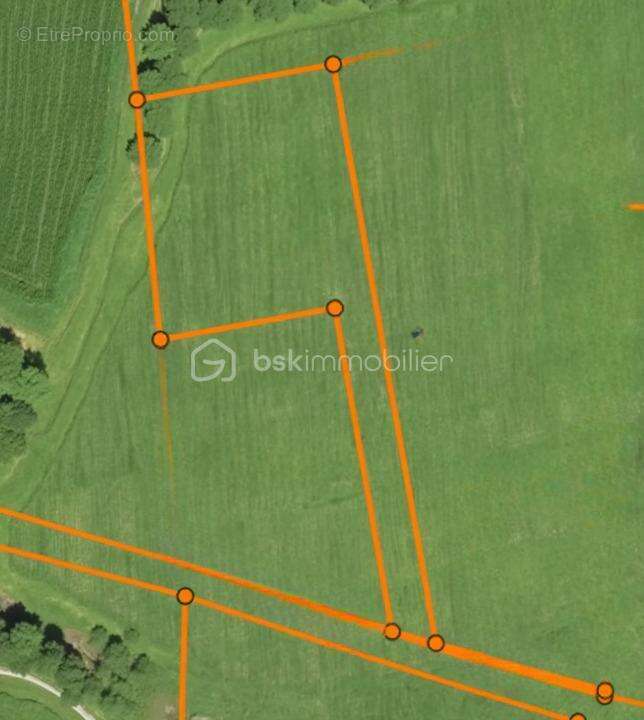 Terrain à CARROUGES