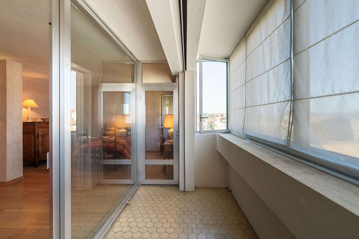 CARCASSONNE - DAVILLA Vaste Appartement T4 114m² (108m² Carrez) avec loggia, ascenseur, et place de parking couvert - photo 4