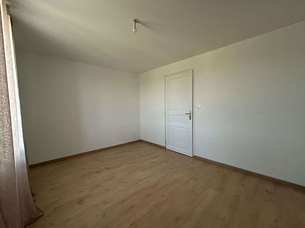 À VENDRE - Maison rénovée d'environ 68 m² au sol - Picquigny - photo 7