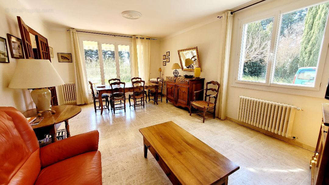 Maison à UCHAUX