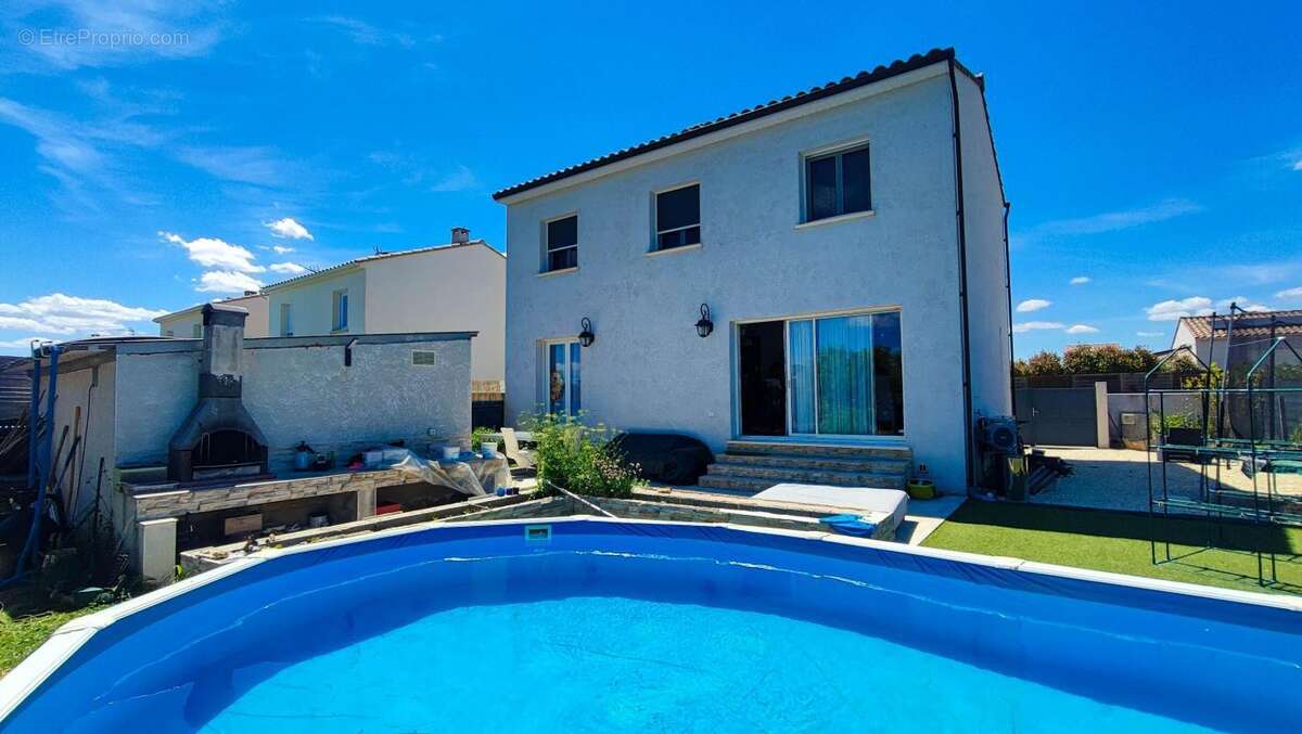 Maison à SAINT-CHAPTES