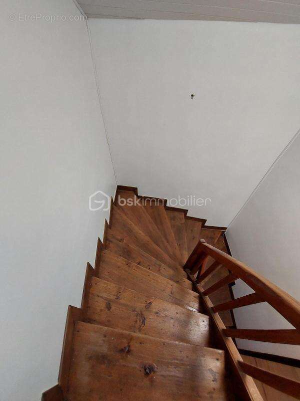 “Maison familiale aux grands volumes, 4  chambres, dépendance en pierre aménageable, jardin clos ,un garage— un potentiel rare a - photo 9