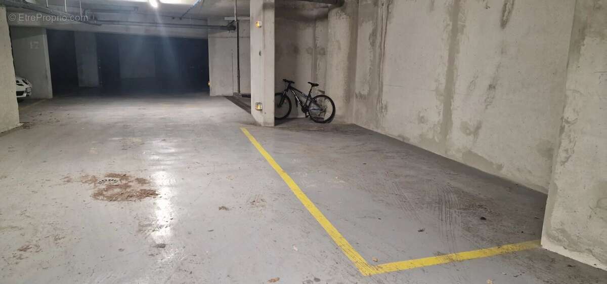 Parking à ROQUEBRUNE-CAP-MARTIN