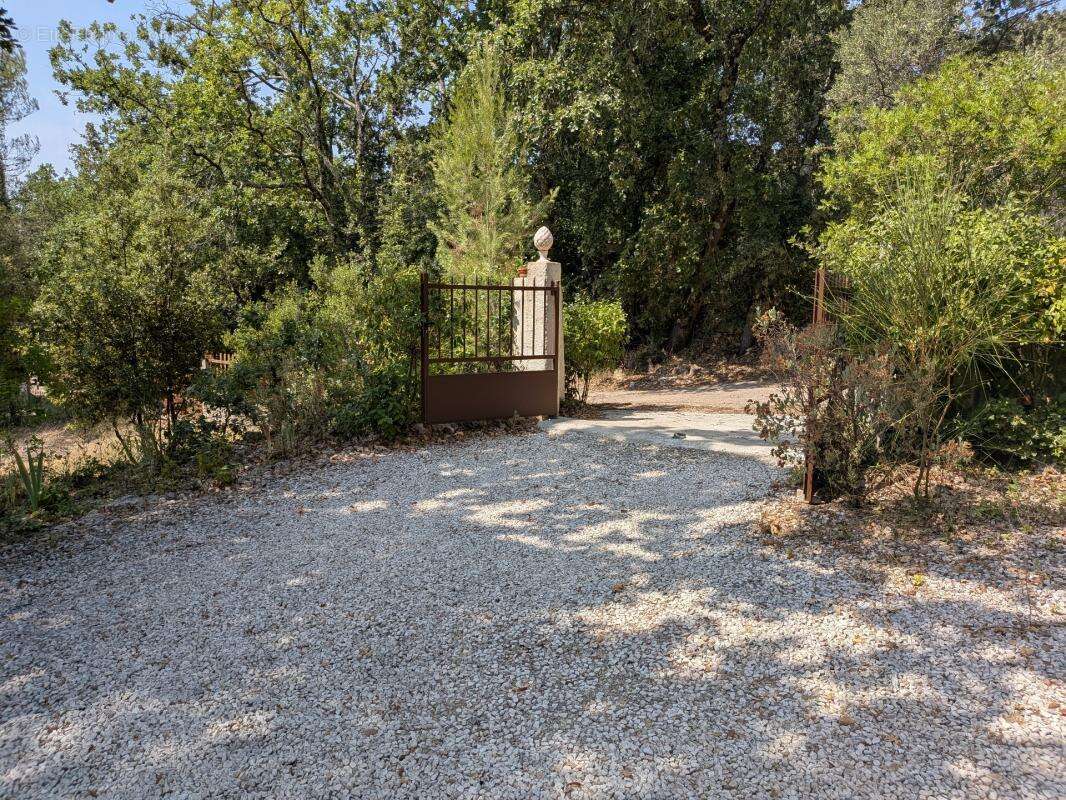 Maison de 90m2 sur jardin de 2020m2 à BESSE SUR ISSOLE (83) - photo 11