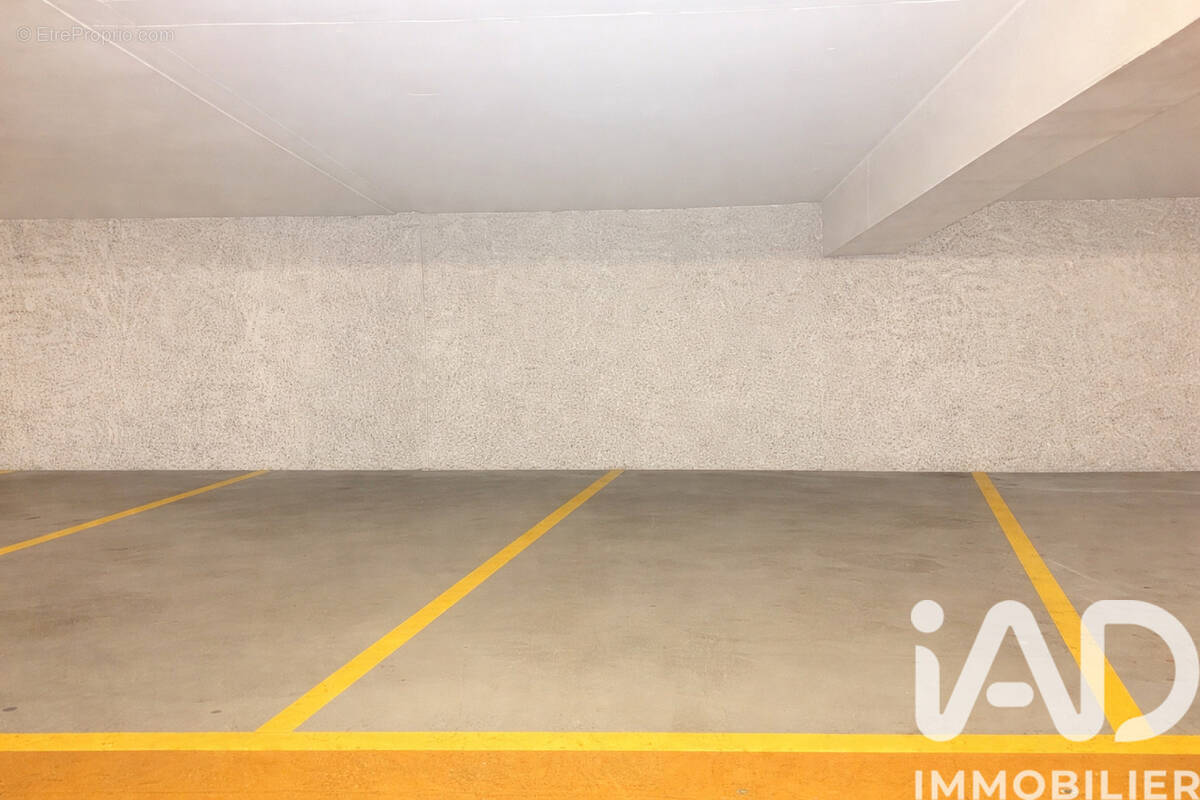 Photo 1 - Parking à PARIS-8E