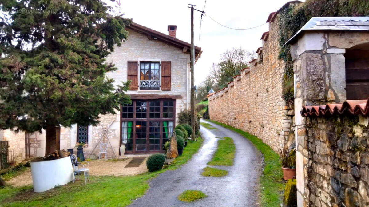 OVERVIEW - Maison à CHASSENEUIL-SUR-BONNIEURE