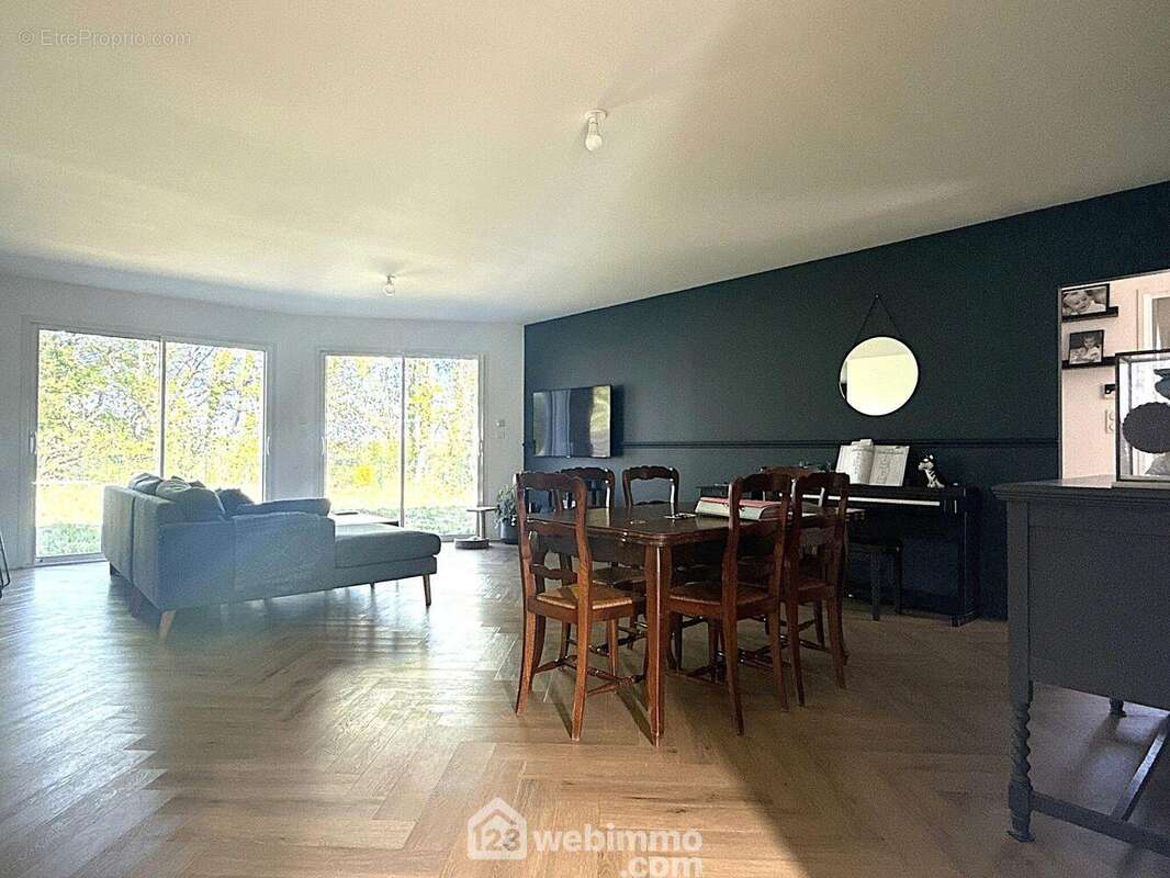 Espace salon / salle à manger, - Maison à BIARD