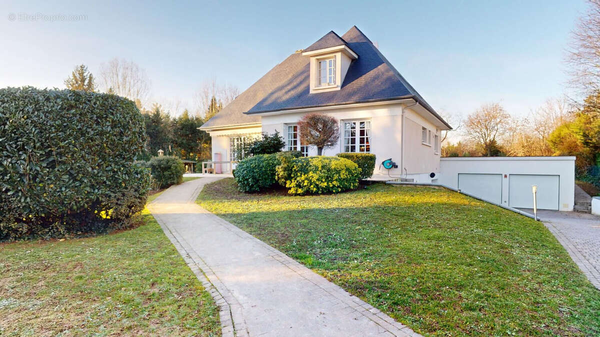 Maison à SAINT-NOM-LA-BRETECHE