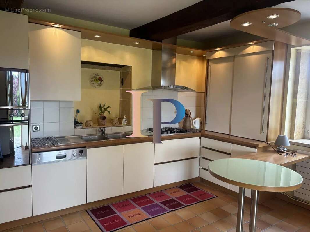 Maison à POUILLY-SOUS-CHARLIEU