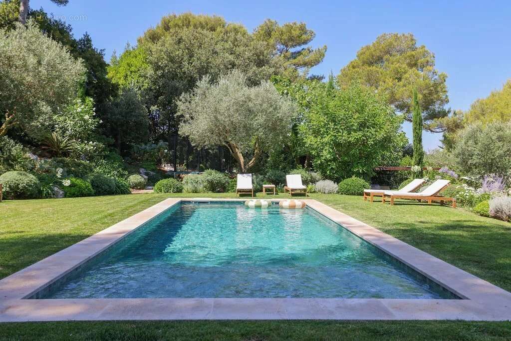 Le Cannet - Quartier résidentiel - Elégante villa de plain-pied avec jardin luxuriant , piscine. Calme absolu - photo 11