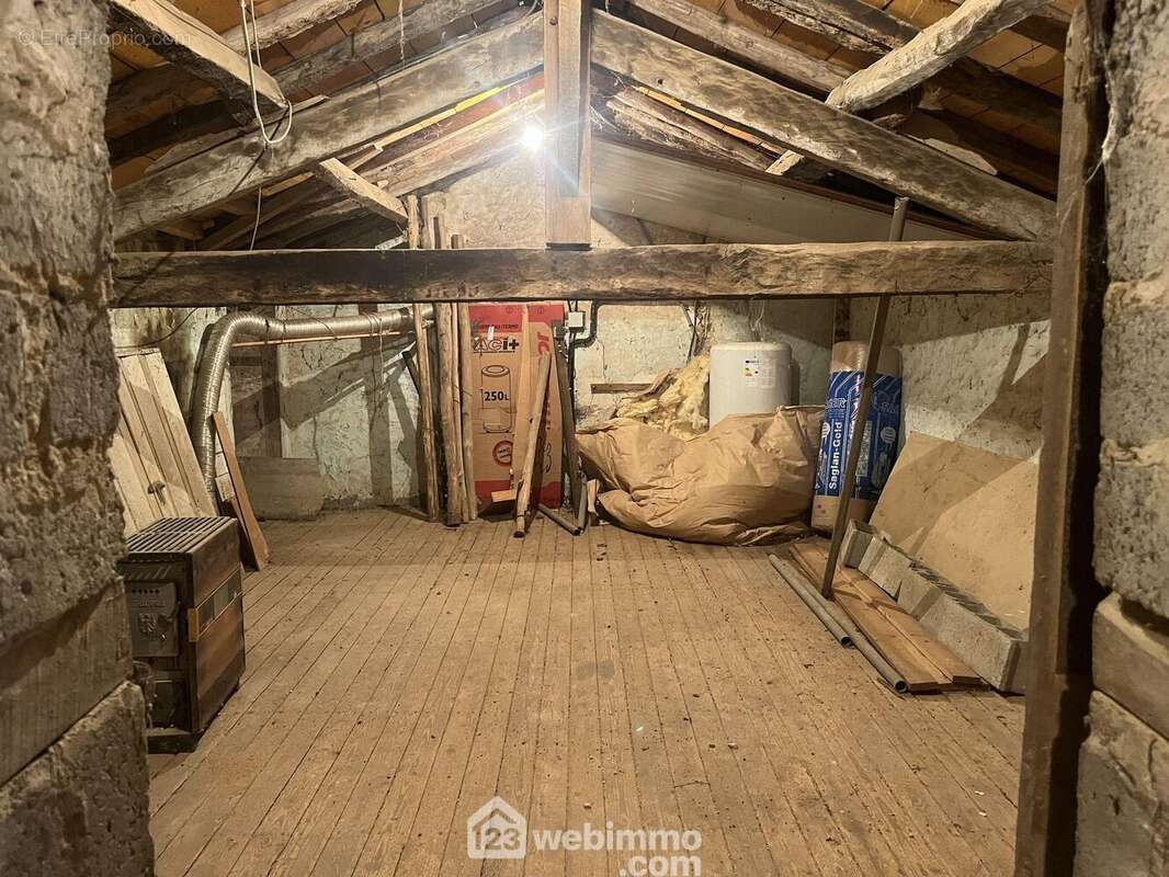 Au-dessus, des combles aménageables. - Maison à BENASSAY