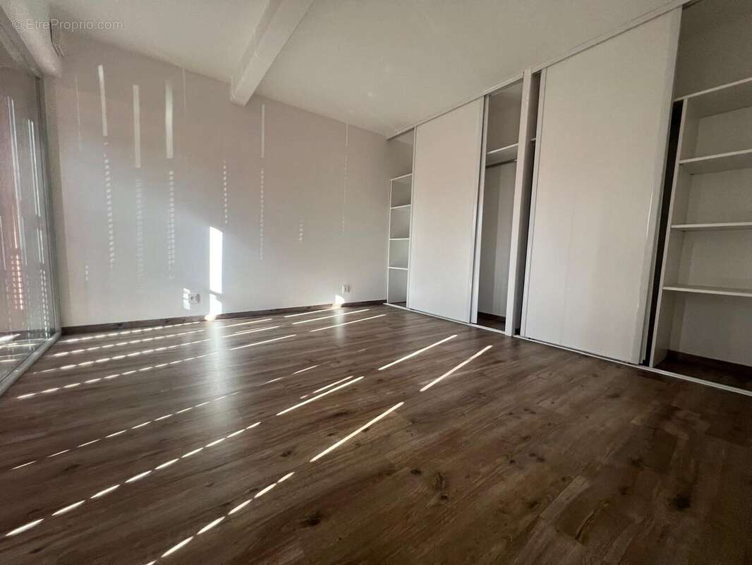 Chambre 3 avec placards - Appartement à BAYONNE