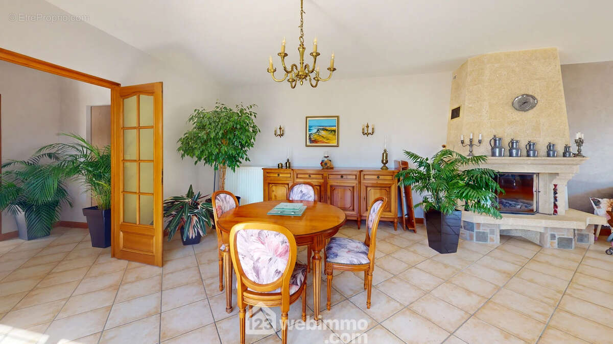 Entrée et salle à manger - Maison à TALMONT-SAINT-HILAIRE