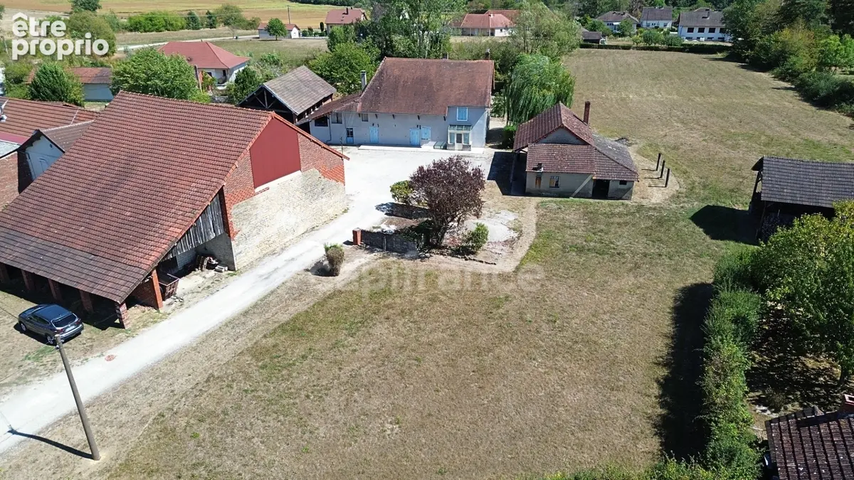 Longère avec 1 hectare de terrain et dépendances - photo 3
