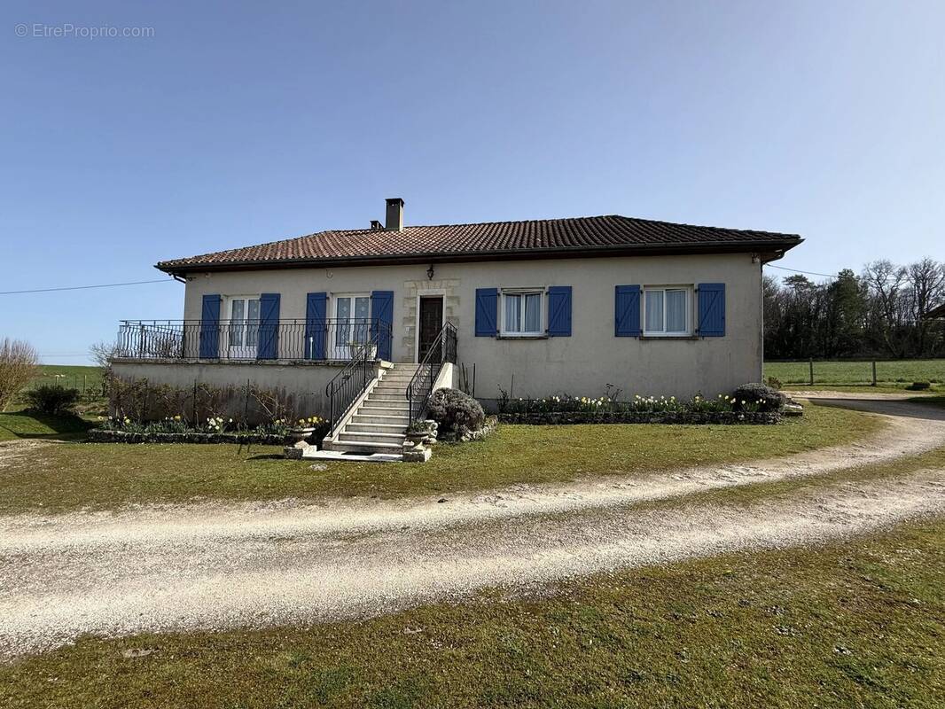 Maison à LA ROCHEBEAUCOURT-ET-ARGENTINE