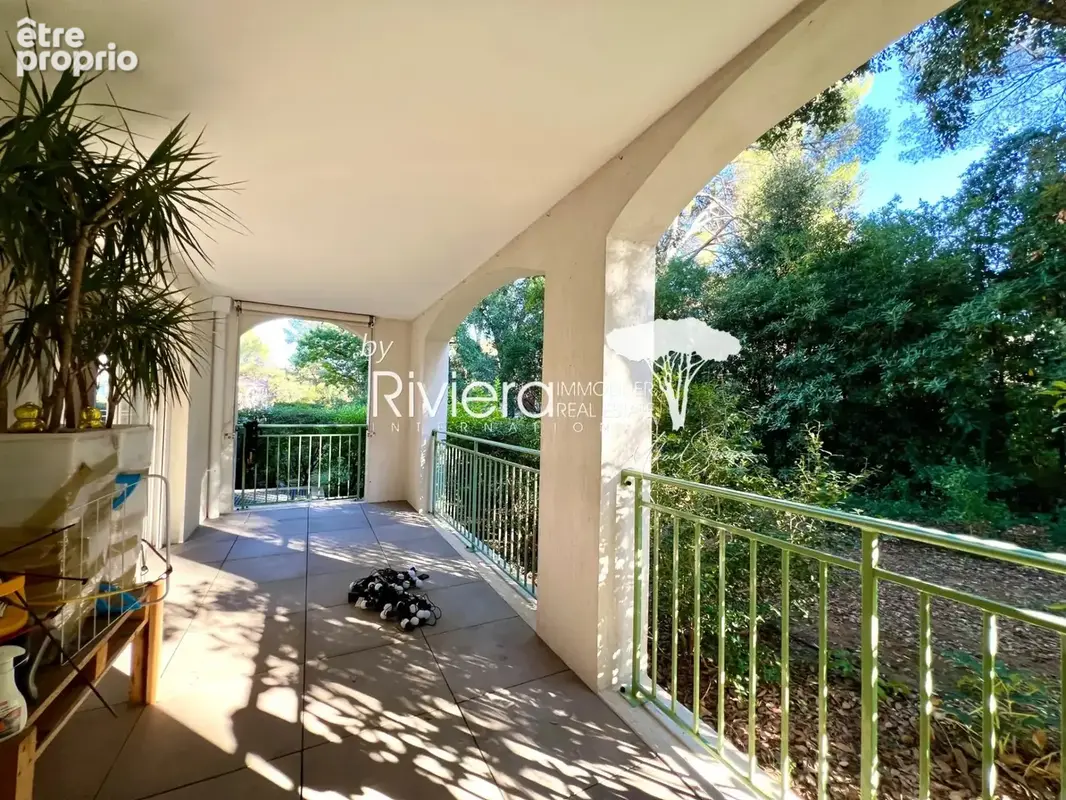 Grand 2 pieces avec double garage et piscine ! - photo 2