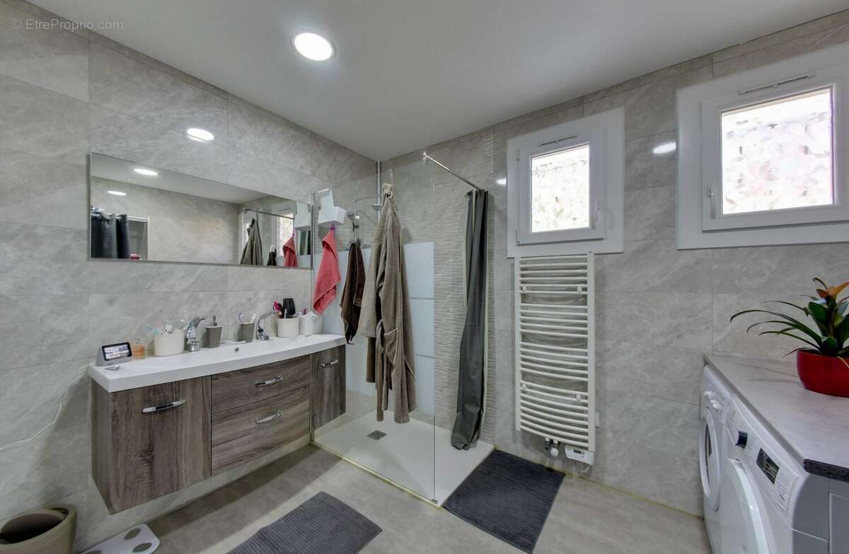 Maison 227 m² à Fontanil-Cornillon  - photo 5
