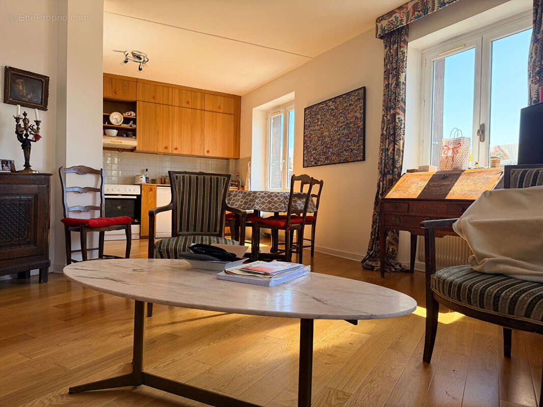 Nevers plein centre ville, vue place Carnot !!! Appartement de 3 pces avec parking et ascenseur - photo 6