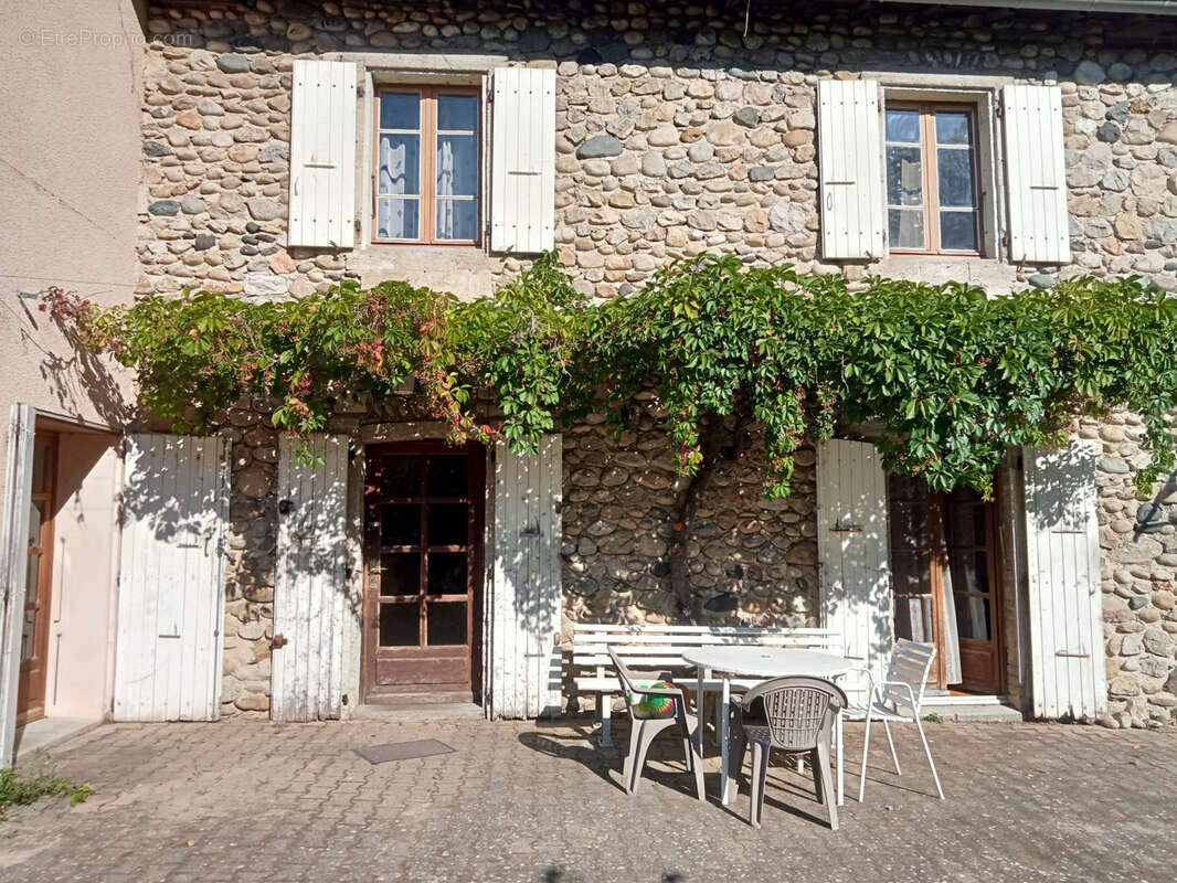 Maison à SAINT-LAURENT-DU-PAPE