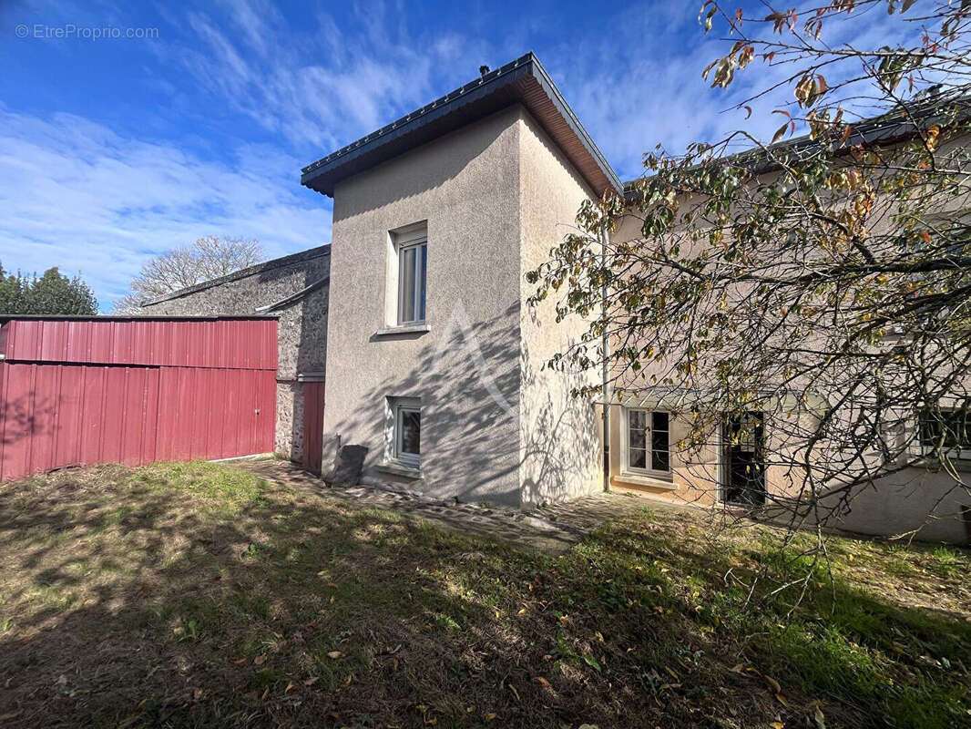 Maison à LE GENEST-SAINT-ISLE