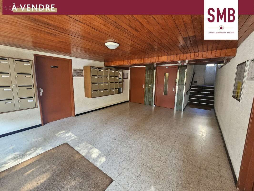 SAINT-JOSEPH  Rare T2 en dernier étage dans résidence de standing avec balcon et parking - photo 9