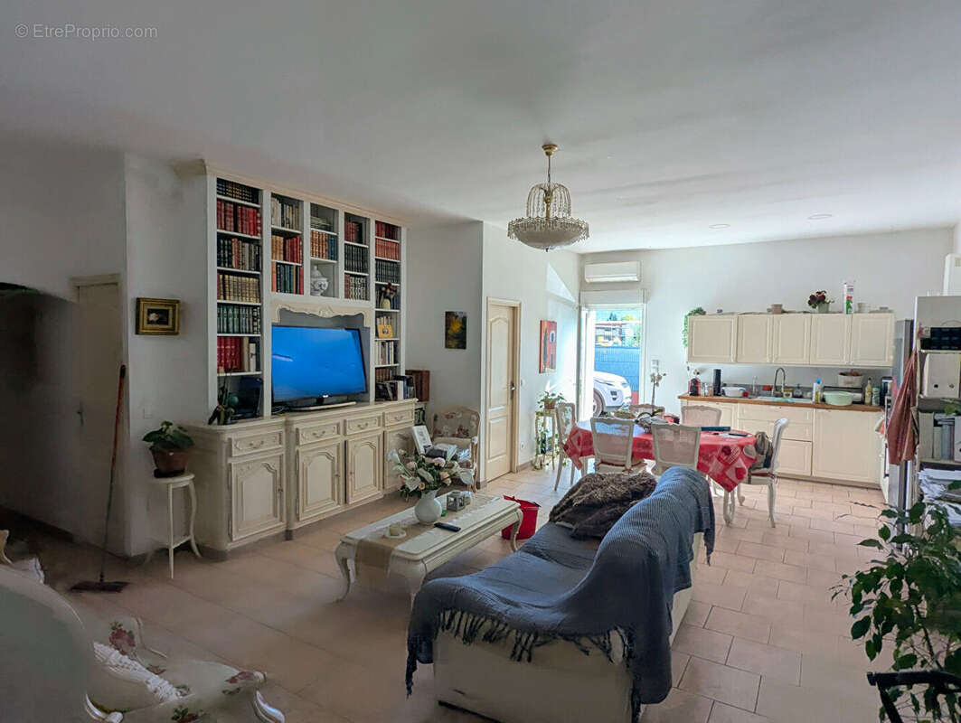 Commerce à SALERNES