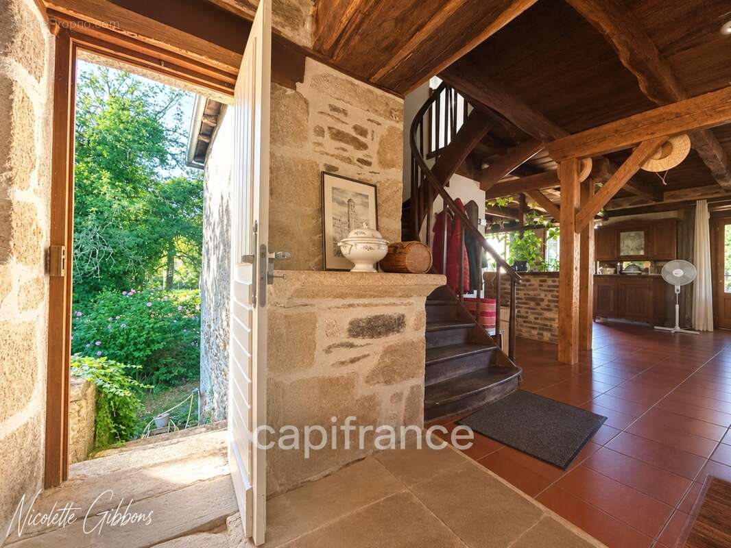 Jolie maison en pierres avec petites dépendances - photo 7