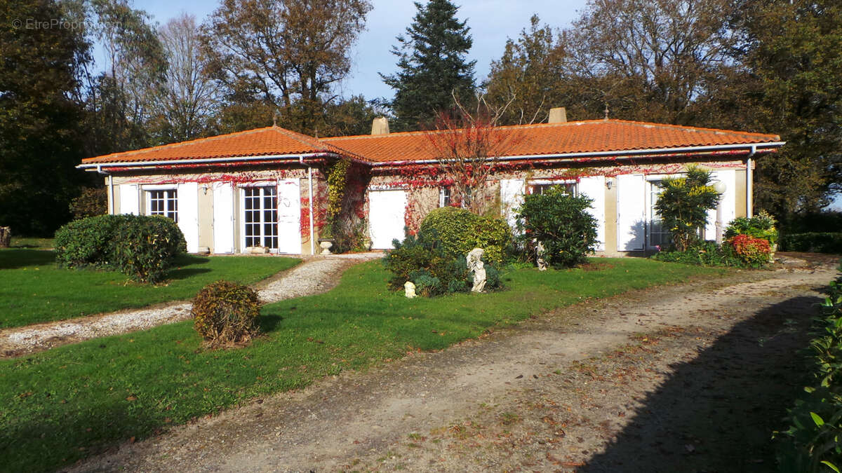 Maison à NIEUL-LE-DOLENT