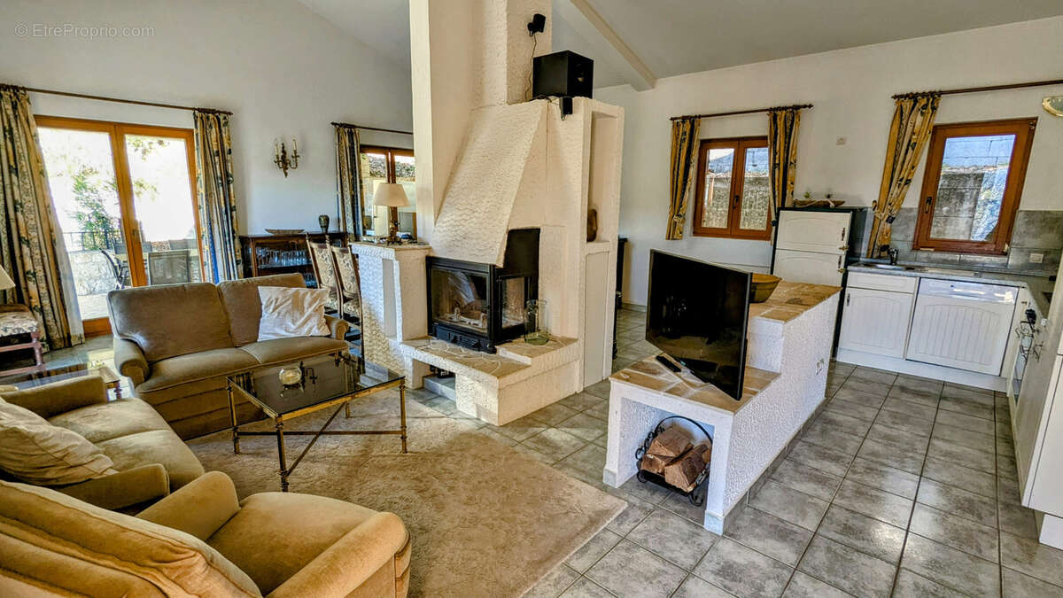 À Tourrettes-sur-Loup   Maison composée de 3 appartements + studio, piscine et vaste sous-sol - photo 8