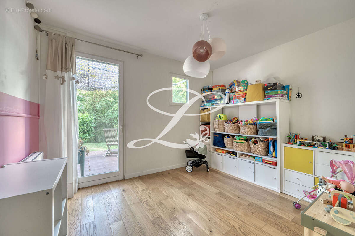 Maison à LE MESNIL-LE-ROI